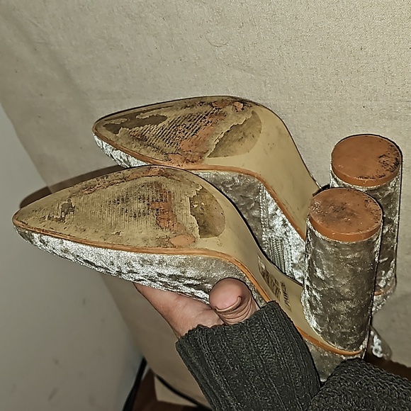 Womens sz 7 Cape Robbin velvet heeled boots. Side zippers Beautiful - Picture 6 of 6